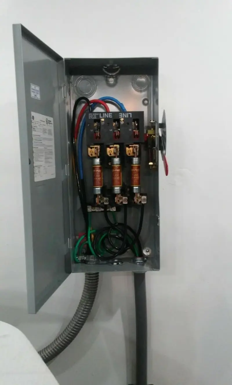 Three-phase disconnect switch installed for Smoke Detector Installation in Rio Grande City